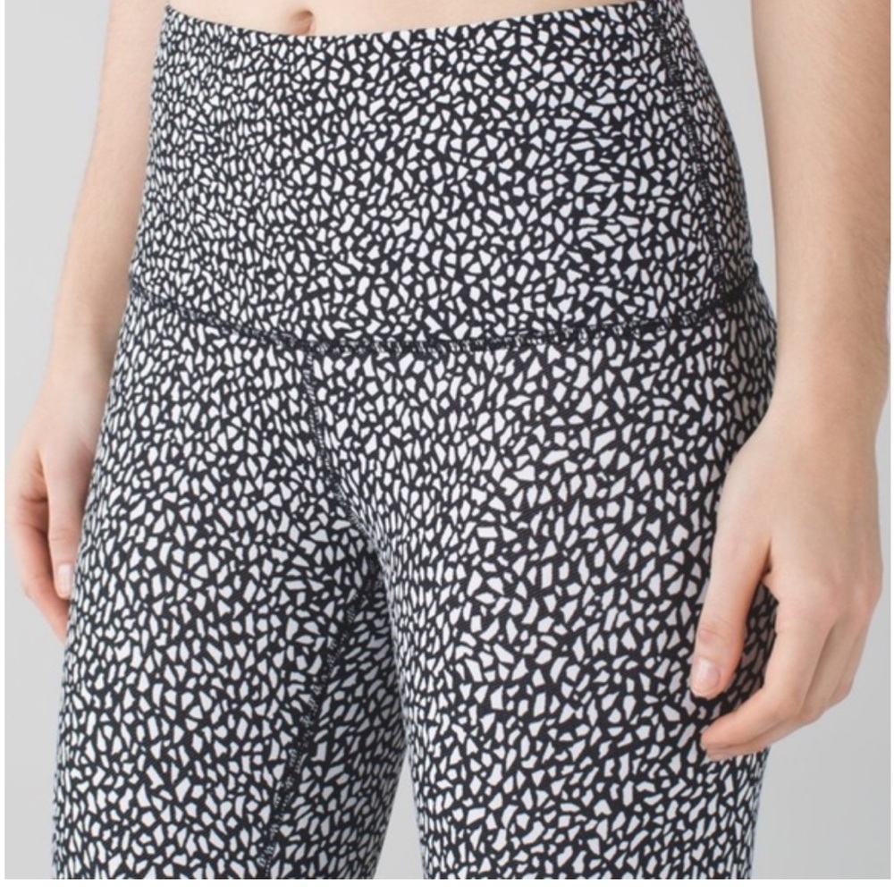 Lululemon Athletica Black & White Patterned Leggings - Picture 5 of 13